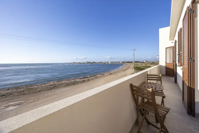 Camera Fronte Mare di Villa La Bella Vita: terrazza affacciata sulla spiaggia