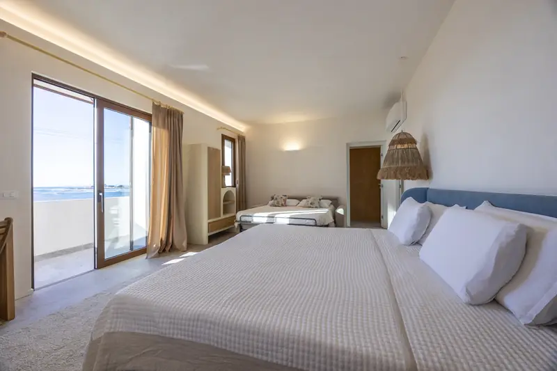 Camera King di Villa La Bella Vita: letto king, divano letto e terrazza sul mare