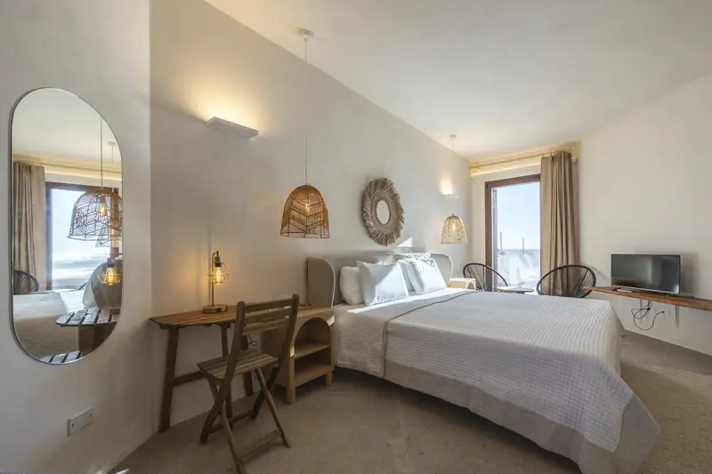 Suite di Villa La Bella Vita: letto king, scrittoio e finestra sul mare